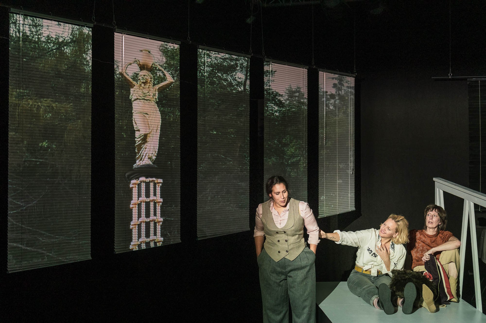 Aziza Bouidezkane, Laila Weber und Julia Amme. Probe für das Theaterstück „Im Osten nichts Neues oder Wer wem den Hintern auswischt“ von missingdots, fotografiert am 04. Oktober 2023 im Festspielhaus Hellerau in Dresden. Foto: André Wirsig